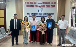 Vượt hàng chục cây số mang dịch vụ công đến nhà dân