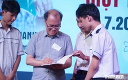 GS Đàm Thanh Sơn nói chuyện về vật lý lượng tử với học sinh ở Gia Lai