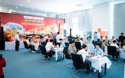 Lại Lý Huynh và đồng đội thi đấu giải cờ tướng tranh cúp Kim Long Motor