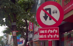 Có biển cấm quay đầu, lái xe rẽ trái được không?