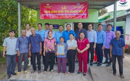 Doanh nhân Đồng Tháp tại TP.HCM trao tặng nhà, điện thoại nhân Ngày Thương binh - Liệt sĩ