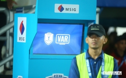 Trận Việt Nam đấu Singapore có VAR nhưng tổ trọng tài VAR lại không đến Việt Nam, tại sao?