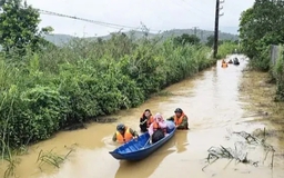 Mưa lớn gây ngập sâu ở Bảo Lộc, cảnh sát giải cứu kịp thời 16 người mắc kẹt