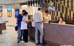 Khách bán nữ trang PNJ giảm