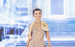 Thí sinh Miss Grand Vietnam 'gây sốc' khi quấn trăn lên sân khấu