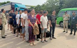 Bị trùm đầu đưa vào kho đánh đập, quay clip gửi cho gia đình đòi tiền chuộc