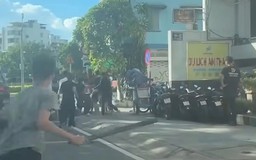 Xôn xao clip nhóm thanh thiếu niên đánh nhau loạn xạ trên đường