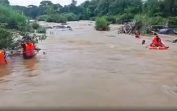 Khánh Hòa: Giải cứu học sinh mắc kẹt giữa dòng nước xiết