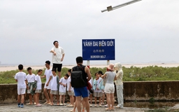 Du khách tha hồ xuống biển Trà Cổ nhặt ốc điếu sau bão
