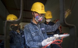 Ảnh dự thi: EVNHCMC lắp điện cho các gia đình khó khăn