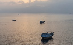 Rộ tin Iran tấn công tàu ở eo biển Hormuz, ông Trump dọa 'hoàn tất công việc'