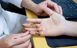 TP.HCM: Ngày đầu đi làm mộc, chàng trai trẻ bị máy cưa cắt đứt 3 ngón tay