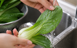 Rửa rau bằng nước muối có thực sự sạch hơn nước thường?