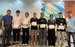 Gặp gỡ, trao học bổng động viên các sinh viên hiếu học