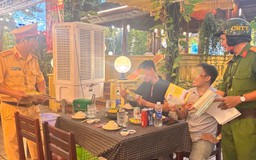 Đang ngồi quán nhậu, thực khách bất ngờ khi CSGT đến tận bàn