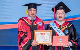 Xúc động nam sinh mang theo hình ảnh mẹ quá cố nhận bằng tốt nghiệp