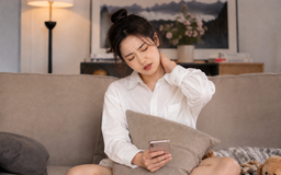 Lướt smartphone liên tục tàn phá cơ thể người dùng ra sao?