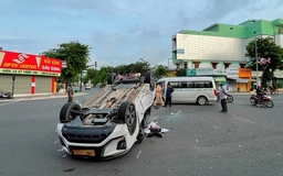 TP.HCM: Ô tô du lịch lật ngửa sau va chạm giao thông, 9 người nhập viện cấp cứu
