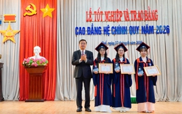Nữ sinh y dược cúi đầu tạ ơn trong lễ tốt nghiệp