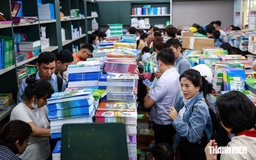 Vất vả mua sách giáo khoa trước năm học mới