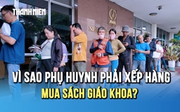 Sách giáo khoa không thiếu, vì sao phụ huynh vẫn phải xếp hàng để mua?