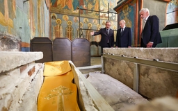 Tổng thống Putin thăm di hài vừa khai quật của đại công tước chiến binh thời Trung Cổ