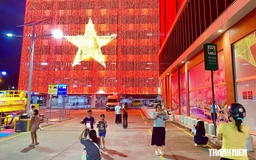 Rủ nhau check-in dưới hình ảnh cờ đỏ sao vàng ‘khổng lồ’ trước thềm 2.9