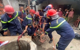 Công an giải cứu người đàn ông rơi xuống giếng khi sửa máy bơm