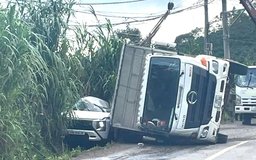Xe tải lật đè ô tô trên đèo Phú Sơn, 1 người tử vong