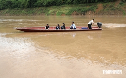 Mang con dấu đến bản