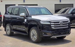 Chưa bán chính thức, 'xe chủ tịch' Toyota Land Cruiser Hybrid đã đội giá gần 1 tỉ