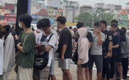 Sốt vé trận đội tuyển Việt Nam - Campuchia: CĐV xếp hàng dài dằng dặc, 'chợ đen' nóng lên từng ngày