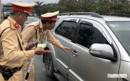 Người ngồi ghế sau ô tô không thắt dây an toàn, xử phạt tài xế ra sao?