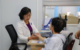 64 tuổi vẫn ra huyết, phát hiện 2 khối u lớn