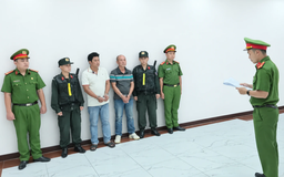 Bắt 4 người trong 2 đường dây đổ trộm hàng trăm tấn chất thải Bắt 4 người trong 2 đường dây đổ trộm hàng trăm tấn chất thải