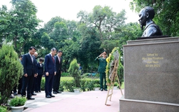 Thủ tướng Lê Minh Hưng dâng hoa tại tượng Bác Hồ ở New Delhi