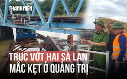 Vụ 2 sà lan mắc kẹt chân cầu Mỹ Chánh: Huy động 4 phao lớn và máy xúc trục vớt thế nào?