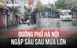 Đường phố ngập sau mưa lớn, người dân Hà Nội khổ sở dắt xe chết máy đến chỗ làm