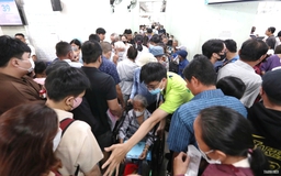 Cảnh người bệnh chen chúc khám bệnh ở Bệnh viện Chợ Rẫy