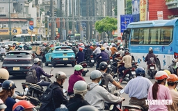 Ngày đầu vòng xoay ngã 6 Cộng Hòa chạy đèn tín hiệu: Xe máy được đi vẫn đứng chờ