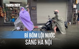 Bì bõm lội qua nhiều tuyến phố Hà Nội ngập sâu, rác nổi lềnh bềnh