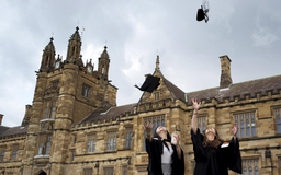 Úc sẽ cấm sinh viên quốc tế đưa vợ/chồng, con cái đi cùng