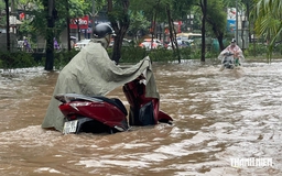 Hà Nội: Nhiều trường cho học sinh nghỉ vì mưa ngập