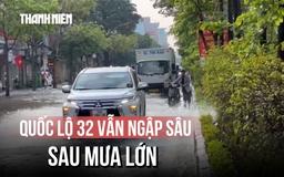 Quốc lộ 32 vẫn ngập sâu, sóng đánh vào nhà dân