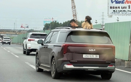 Trẻ thò đầu qua cửa sổ trời khi xe chạy cao tốc, nữ tài xế bị phạt
