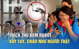 Thích thú xem robot chó Unitree bắt tay, robot hình người vẫy chào, ôm sinh viên
