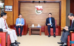 Anh Nguyễn Kim Quy tiếp xã giao đoàn bác sĩ tình nguyện của Campuchia
