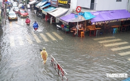Phố Tây Bùi Viện ngập sâu sau mưa lớn, chính quyền đặt rào chắn hạn chế xe