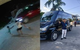 Bé gái 2 tuổi bất ngờ lao ra đường, hàng xóm kịp kéo lại trước đầu ô tô