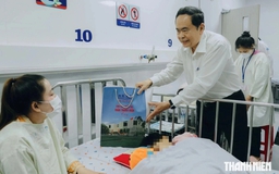 Chủ tịch Quốc hội Trần Thanh Mẫn thăm, tặng quà bệnh nhi dịp tết Trung thu